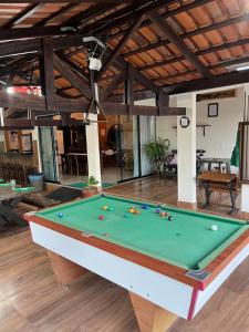 a pool table in the middle of a living room at Ninho de curiango in Índio