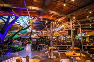 Un restaurante con mesas y sillas en un edificio. en poblado luxury gran vista central duplex coworking zona turistica, en Medellín