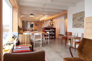 un restaurante con mesas y sillas en una habitación en Tungulending Guesthouse en Tungulending