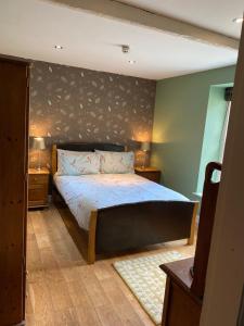 a bedroom with a large bed in a room at Everley Cottage in Scarborough