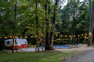 Πισίνα στο ή κοντά στο The Cabins at Cookeville - 3 Cabin Resort with Sauna, Hot Tubs, Pickleball & Golf!