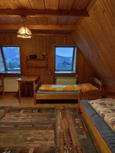 - une chambre avec 2 lits et une table dans une cabine dans l'établissement Pokoje Regle 30, à Zakopane