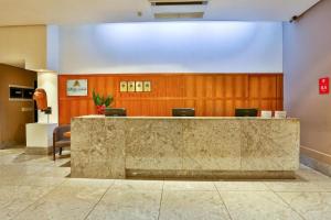 eine Lobby mit Rezeption in einem Gebäude in der Unterkunft Beach Class Executive - Boa Viagem in Recife