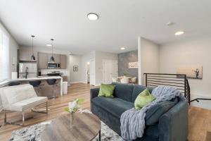 een woonkamer met een blauwe bank en een keuken bij 2 Bed & 3 Bath Chicago Condo in Chicago +35 foto's