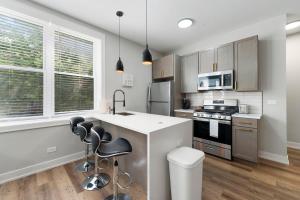 een keuken met roestvrijstalen apparatuur en een wit aanrecht bij 2 Bed & 3 Bath Chicago Condo in Chicago