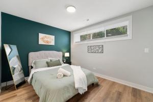 een slaapkamer met een bed en een blauwe muur bij 2 Bed & 3 Bath Chicago Condo in Chicago