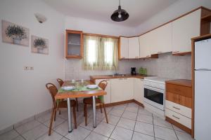 Kuchyň nebo kuchyňský kout v ubytování Minos Apartments & Studios