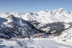 a small town in the snow on a mountain at Résidence Deux Tetes - Très agréable 2 pièces dans un quartier calme à 50 mètres des pistes MAE-4491 in Arc 1600