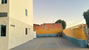 an empty parking lot in front of a building at Hotel Brisas in Bom Jesus da Lapa