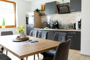 Kuchyň nebo kuchyňský kout v ubytování BEST STAY Haus Martina im Herzen der Rhön - 3 einzelbuchbare moderne Wohnungen für 2-8 Personen, Terrasse, Balkon, Garten, Ski und E-Bike Keller, Lounge, freies Wlan, familienfreundlich