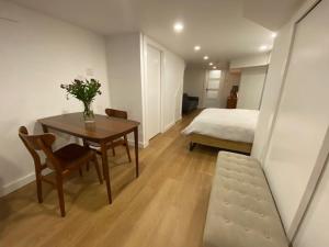 Gallery image of Lower level newly renovated studio apartment in central downtown location in Toronto +4 photos