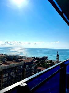 une vue sur l'océan depuis le balcon d'un immeuble dans l'établissement Orbi city apartment, à Batoumi