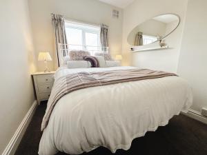 Postel nebo postele na pokoji v ubytování Number Seven Hornsea pet friendly holiday home