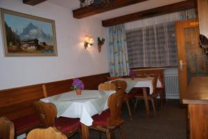 Restorāns vai citas vietas, kur ieturēt maltīti, naktsmītnē Ferienhaus Waldesruh