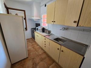 A kitchen or kitchenette at Spacious apartment in Bellver de Cerdanya 150 m² with balcony