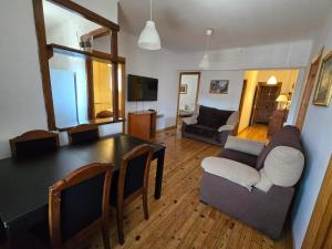 A seating area at Spacious apartment in Bellver de Cerdanya 150 m² with balcony