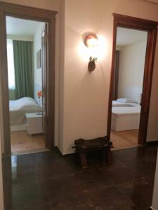 Habitación con espejo y habitación con cama en Отличный отдых в центре Батуми, en Batumi