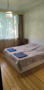 Un dormitorio con una cama con toallas azules. en Отличный отдых в центре Батуми, en Batumi
