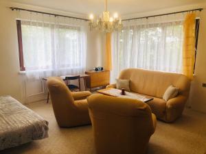 Posezení v ubytování Apartmány Zelená Hora s velkou zahradou