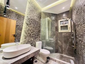 Ένα μπάνιο στο Luxury apart in Al Mohandiseen +32 φωτογραφίες