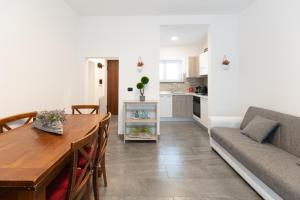 a kitchen and living room with a table and a couch at Light stadium in Taormina