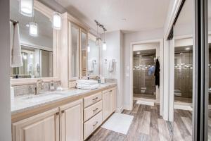 Un baño con dos lavabos y una ducha. en Peaceful Lakefront Beauty (D105), en Harrison 25 fotos más