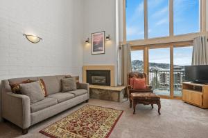 スティームボート・スプリングズにある2 Outdoor Hot Tubs, Great Views, Two Bedrooms Plus Loftのソファと暖炉のあるリビングルーム