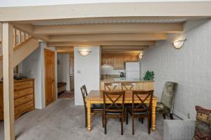 スティームボート・スプリングズにある2 Outdoor Hot Tubs, Great Views, Two Bedrooms Plus Loftの木製のテーブルと椅子のあるキッチンとダイニングルーム