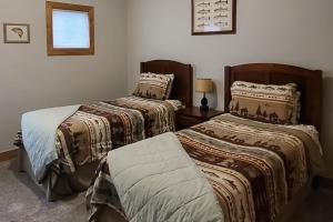 a bedroom with two beds and a window at Mountain Retreat in South Fork