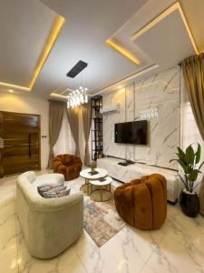 un salon avec un canapé et une télévision dans l'établissement Luxury Two Bedroom Apartment, Lekki, à Lekki