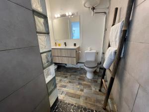 Vannituba majutusasutuses PENTHOUSE 10 MIN port croisière et aéroport