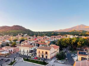 an aerial view of a town with mountains in the background at La Dama dell'Etna in Nicolosi