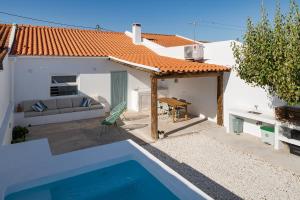 une villa avec piscine devant une maison dans l'établissement Casa Paraíso, à Ferreira do Alentejo