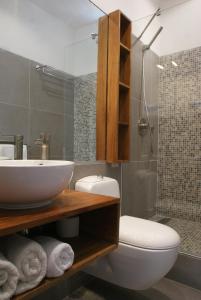 La salle de bains est pourvue d'un lavabo, de toilettes et d'une douche. dans l'établissement Hôtel La Résidence, à Saint-Louis