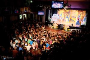 eine Menschenmenge, die sich eine Show auf einer Bühne ansieht in der Unterkunft The Knightsbridge, Boulevard, Seal Bay Resort in Selsey + 60 Fotos