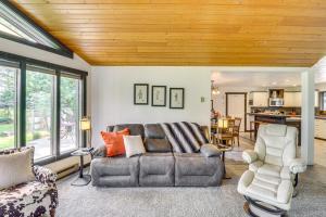 Galeriebild der Unterkunft Deck and Mtn Views Libby Home on Golf Course! in Libby