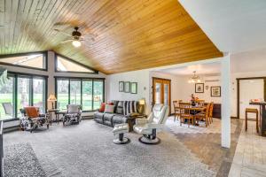 Galeriebild der Unterkunft Deck and Mtn Views Libby Home on Golf Course! in Libby