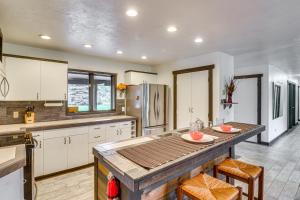 Galeriebild der Unterkunft Deck and Mtn Views Libby Home on Golf Course! in Libby