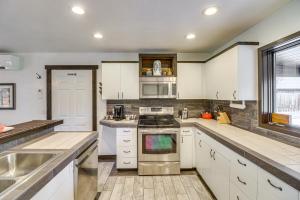 Galeriebild der Unterkunft Deck and Mtn Views Libby Home on Golf Course! in Libby + 26 Fotos