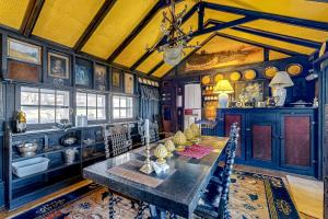 O zonă de relaxare la Antique Lake Front Getaway- The Lake House