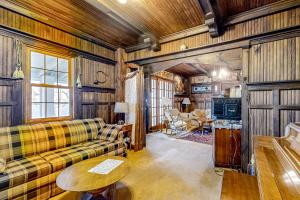 O zonă de relaxare la Antique Lake Front Getaway- The Lake House