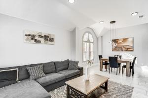 Χώρος καθιστικού στο Haltom City Home with Patio about 11 Mi to Fort Worth!