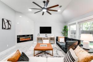 Μια τηλεόραση ή/και κέντρο ψυχαγωγίας στο Haltom City Home with Patio about 11 Mi to Fort Worth!