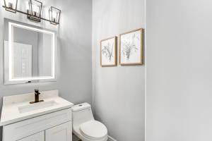 Ένα μπάνιο στο Haltom City Home with Patio about 11 Mi to Fort Worth! +28 φωτογραφίες