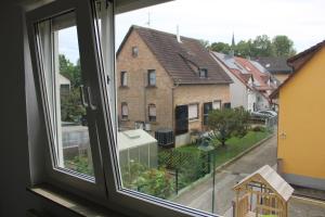 une fenêtre avec vue sur une rue et des bâtiments dans l'établissement Ruhiges & schickes 4 Zi-Apartment, à Heilbronn
