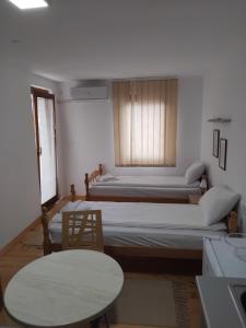SMEŠTAJ SOLARIS kod Aqua Parka Studio Apartmani tesisinde bir odada yatak veya yataklar