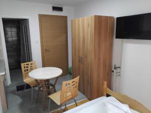 SMEŠTAJ SOLARIS kod Aqua Parka Studio Apartmani tesisinde bir televizyon ve/veya eğlence merkezi