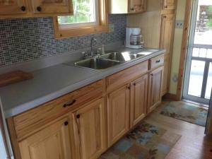 Nhà bếp/bếp nhỏ tại Idyllic Wooded Lakeside Retreat