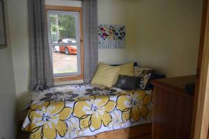 Giường trong phòng chung tại Idyllic Wooded Lakeside Retreat