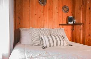 Posteľ alebo postele v izbe v ubytovaní Rustic Treehouse Monteverde